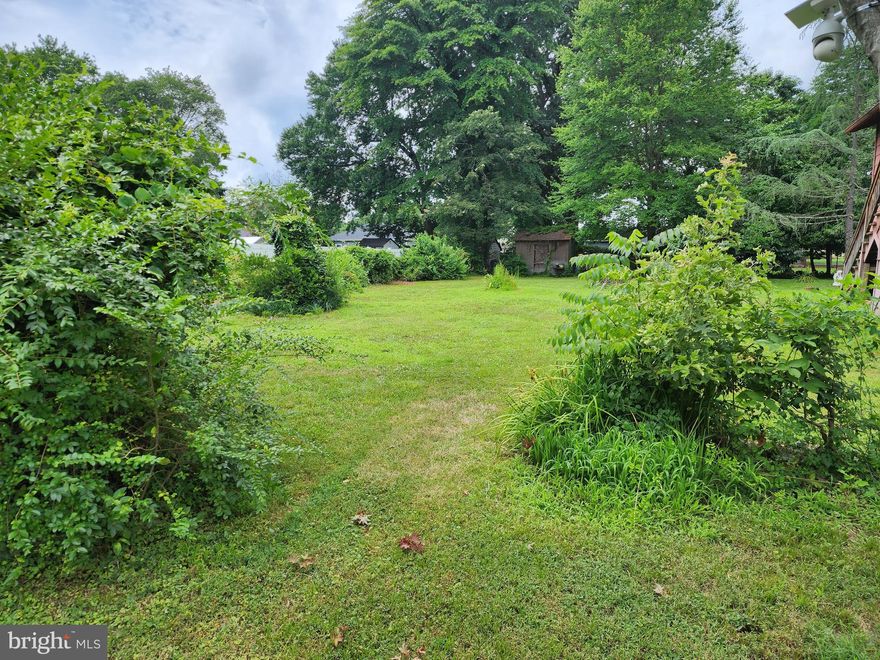 Large lot, mostly cleared, in adorable golf cart accessible town of Colonial Beach.  Excellent location two blocks from the beach, close to shops,  restaurants and more!