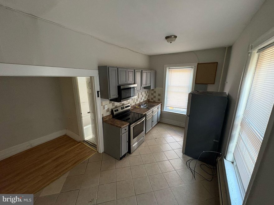 This beautiful, newly renovated 2nd Floor apartment features 2 spacious bedrooms and 1 modern bathroom! The stunning kitchen includes brand-new cabinets, generous counter space, and recently installed appliances. Each bedroom is bright and airy, offering ample storage and natural light through large windows.

Close by, you can find Burrata Italian Restaurant, OTTO by POLPO, Villa Artigiano Ristorante, Carina Sorella, Saint Joseph's University, Penn Park, Wissahickon Valley Park, Fairmount Park, Wagner Free Institute of Science

What are you waiting to apply for this beautiful house?

(Before apply you MUST see the property in person, we just accept our applications, not external)