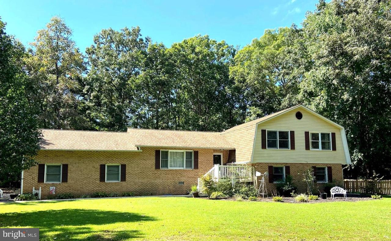 Large 4br 3 full bath home for rent, has 3 levels, no basement all above ground, very open concept, Recent remodel everything is redone and under three years old, paint , flooring, countertops, carpet, shows like new, has nice covered porch and deck for entertaining.
**Barn out back is not included in rental amount , and not for tenant use.**
Submit application to be considered for this space Good credit / income of 2.7x rent a month/ and criminal background check