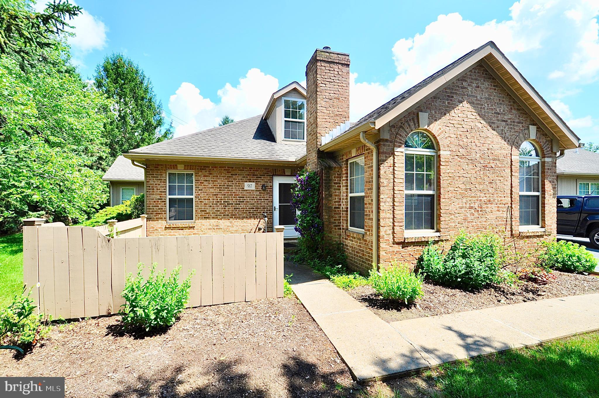 This wonderful Huntridge Manor Condominium is ready for you to move right in. Great location, close to everything. Clubhouse with inground pool! A relaxing place to live. See the photos and then see the home. You will love it and make it yours. See it soon it will not last.