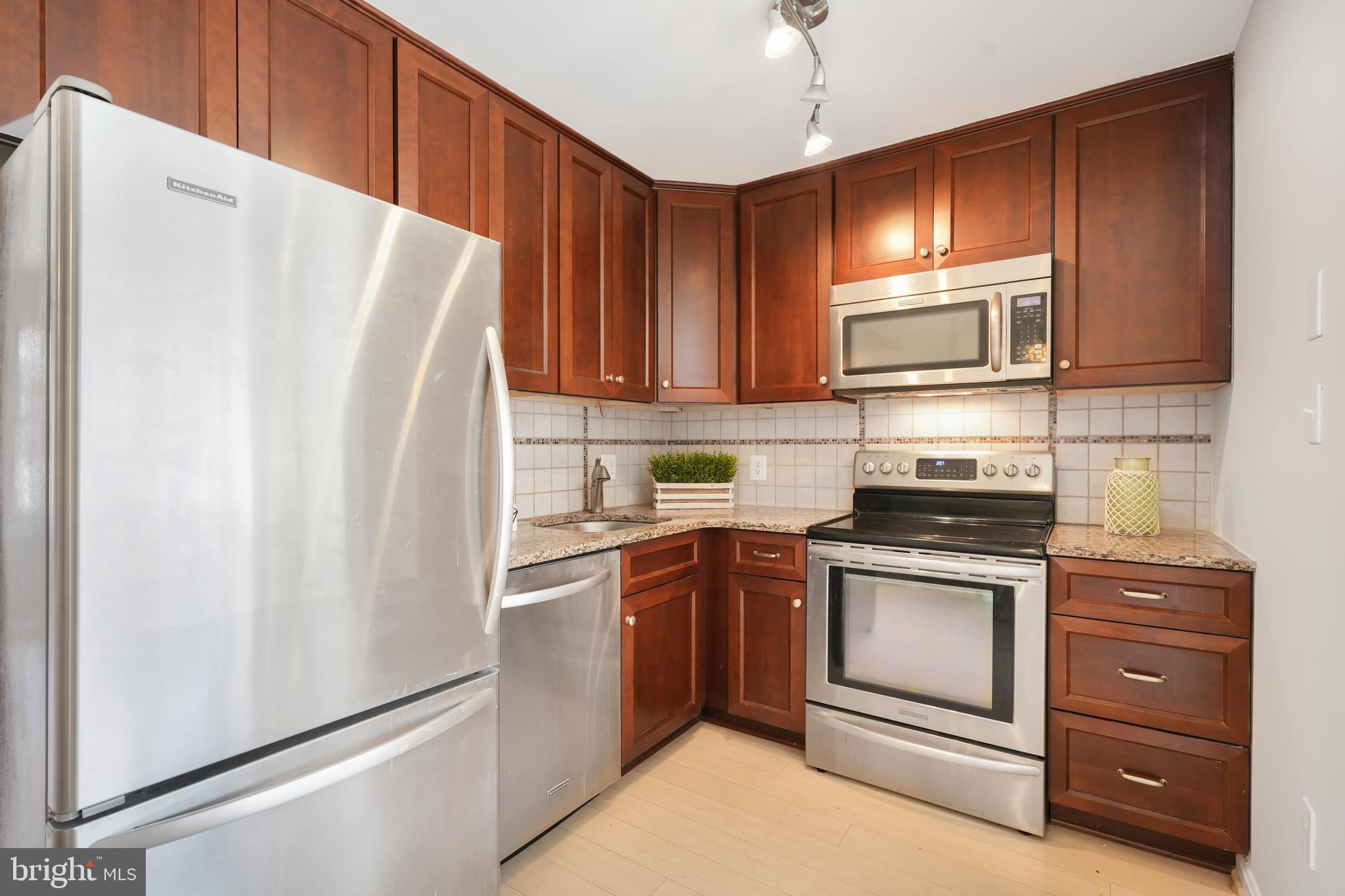 2540 FAIRFAX DRIVE 2B