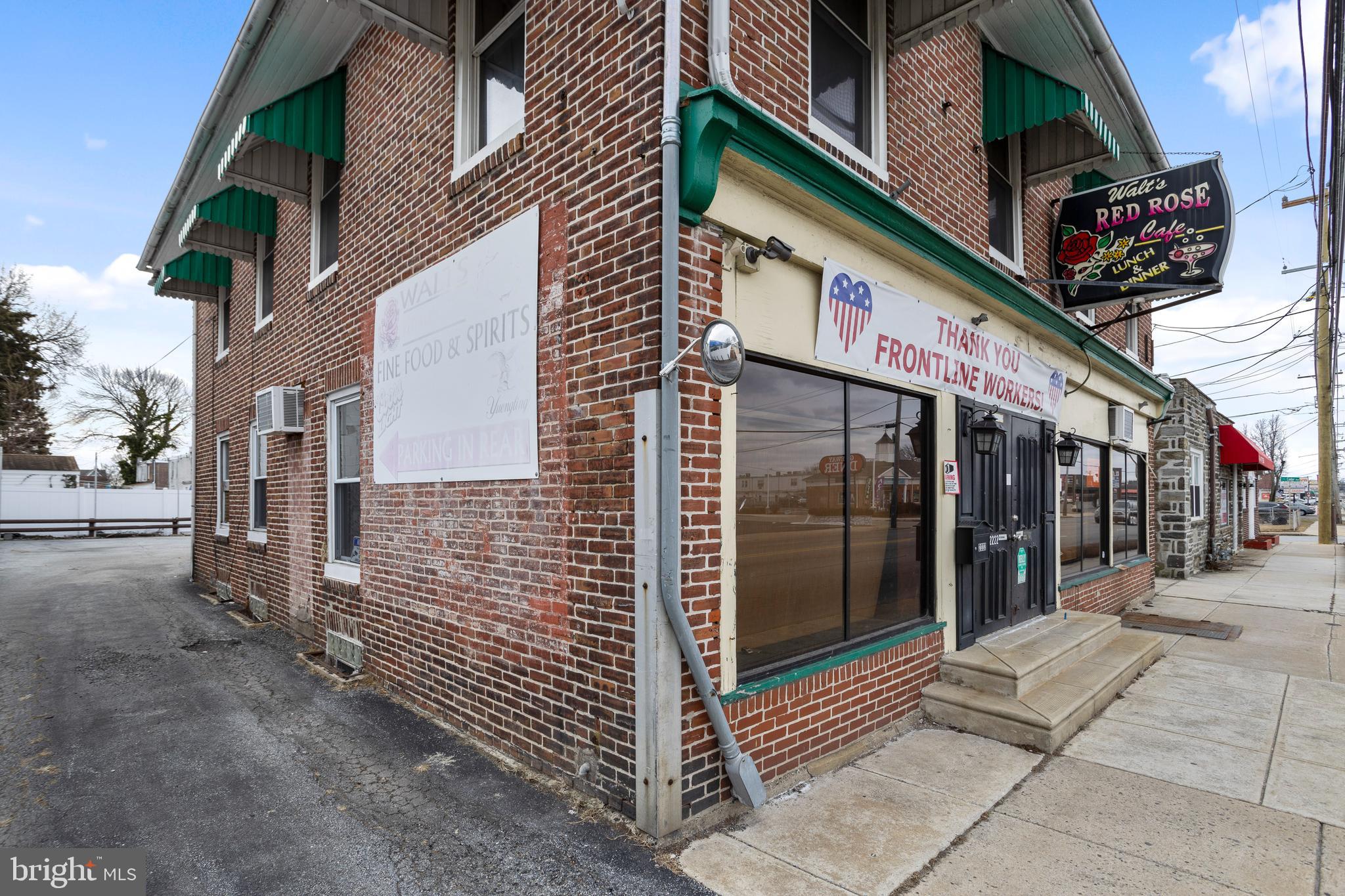 Main image without alt text