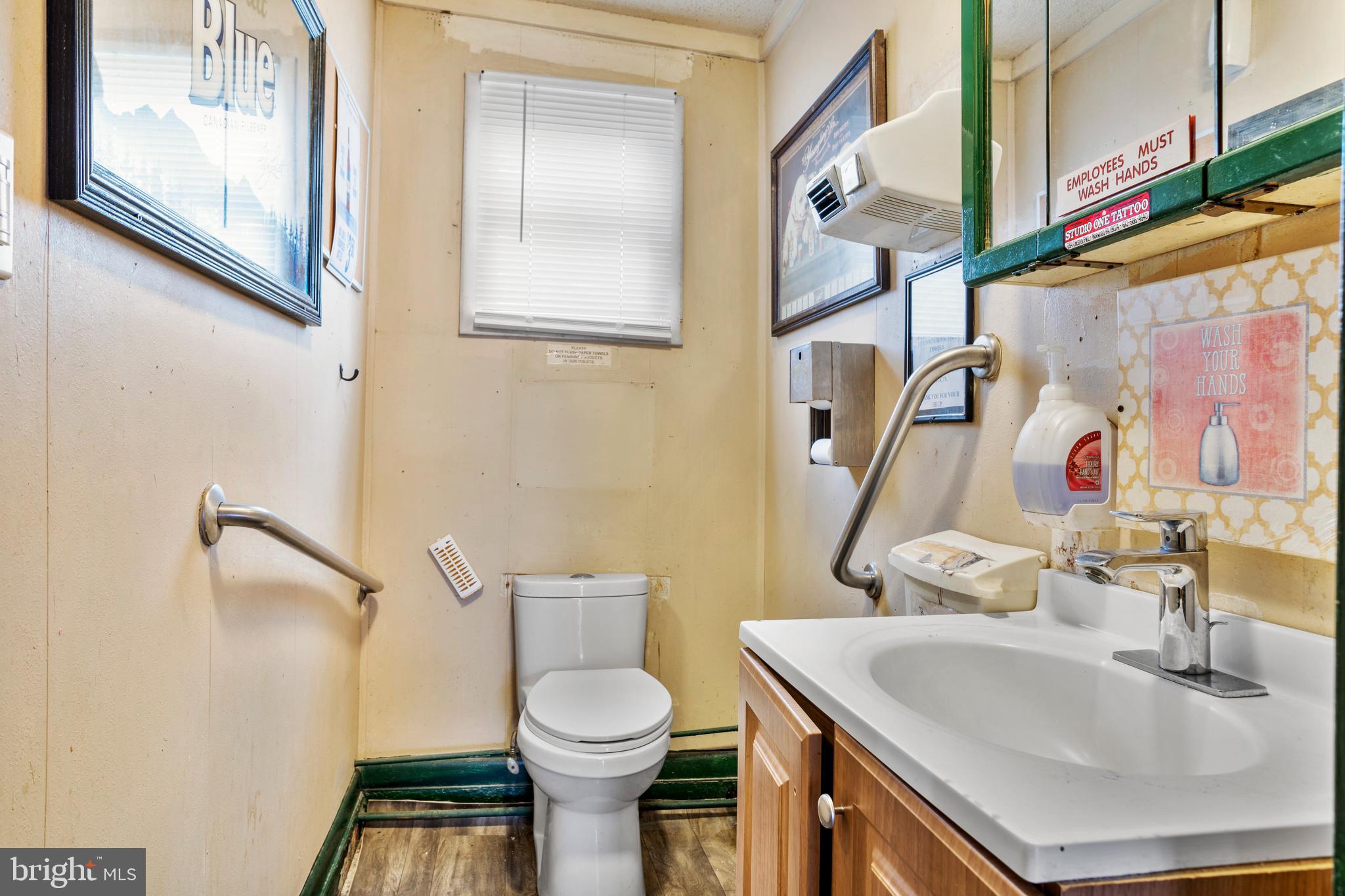 Main image without alt text