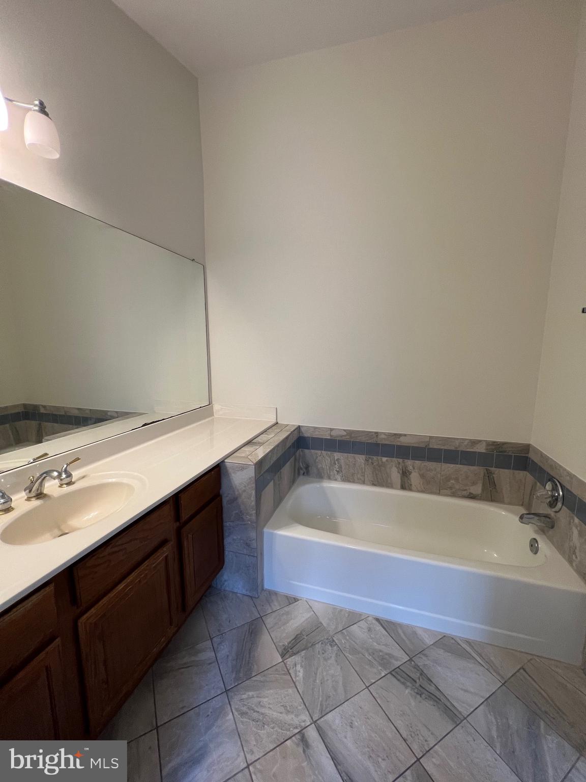 COURTHOUSE WALK - Residential Lease