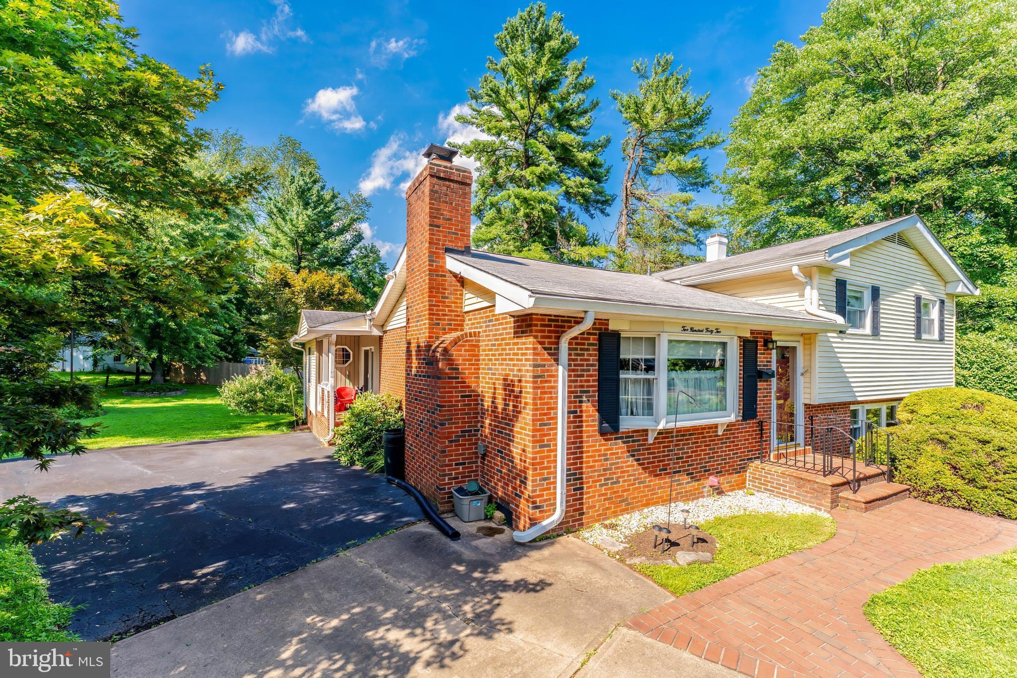 242 HILLSIDE CIRCLE SW