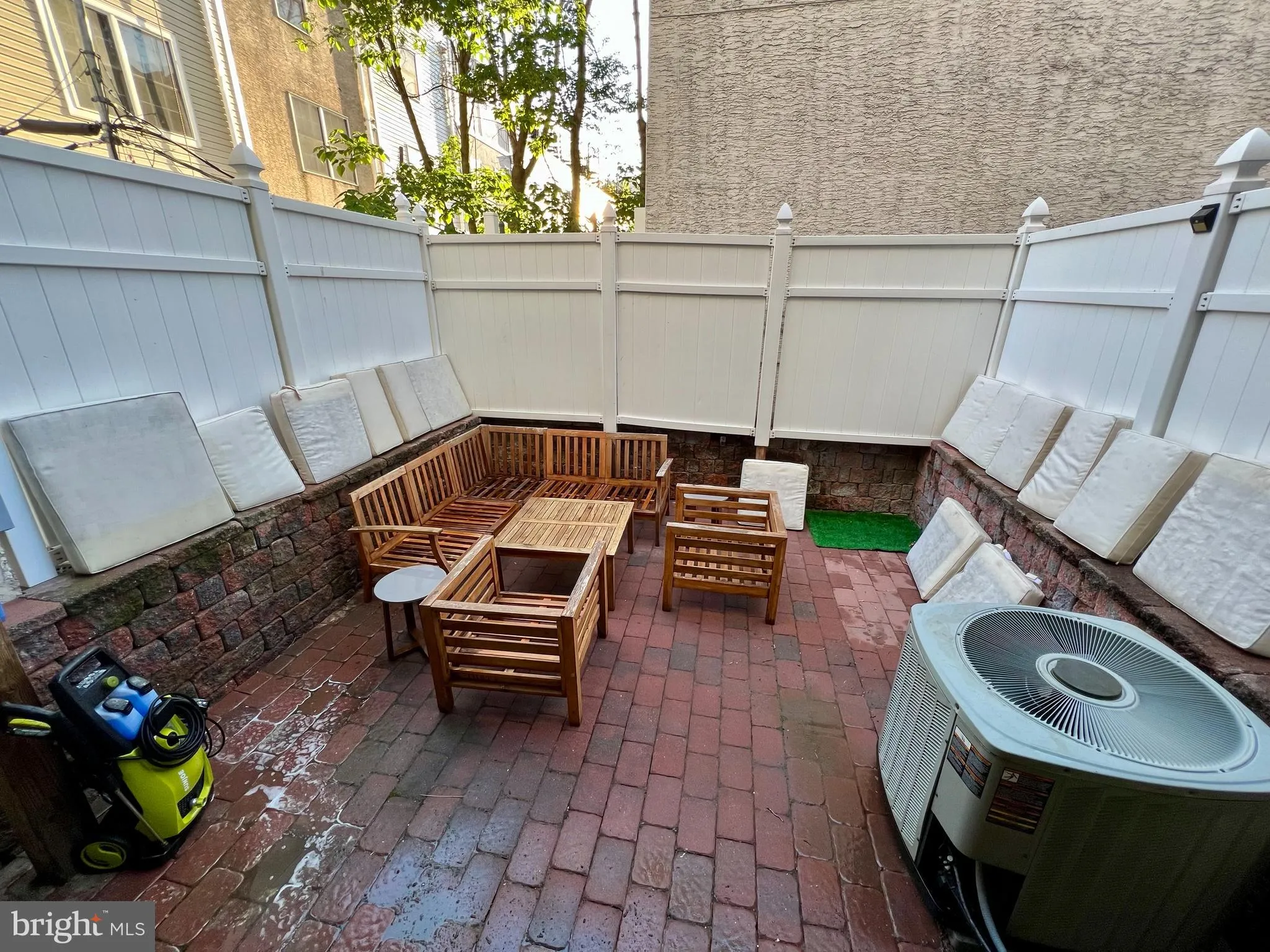 Philadelphia, Pennsylvania 19146, United States, 3 Bedrooms Bedrooms, ,3 BathroomsBathrooms,Residential,Pending,138990
