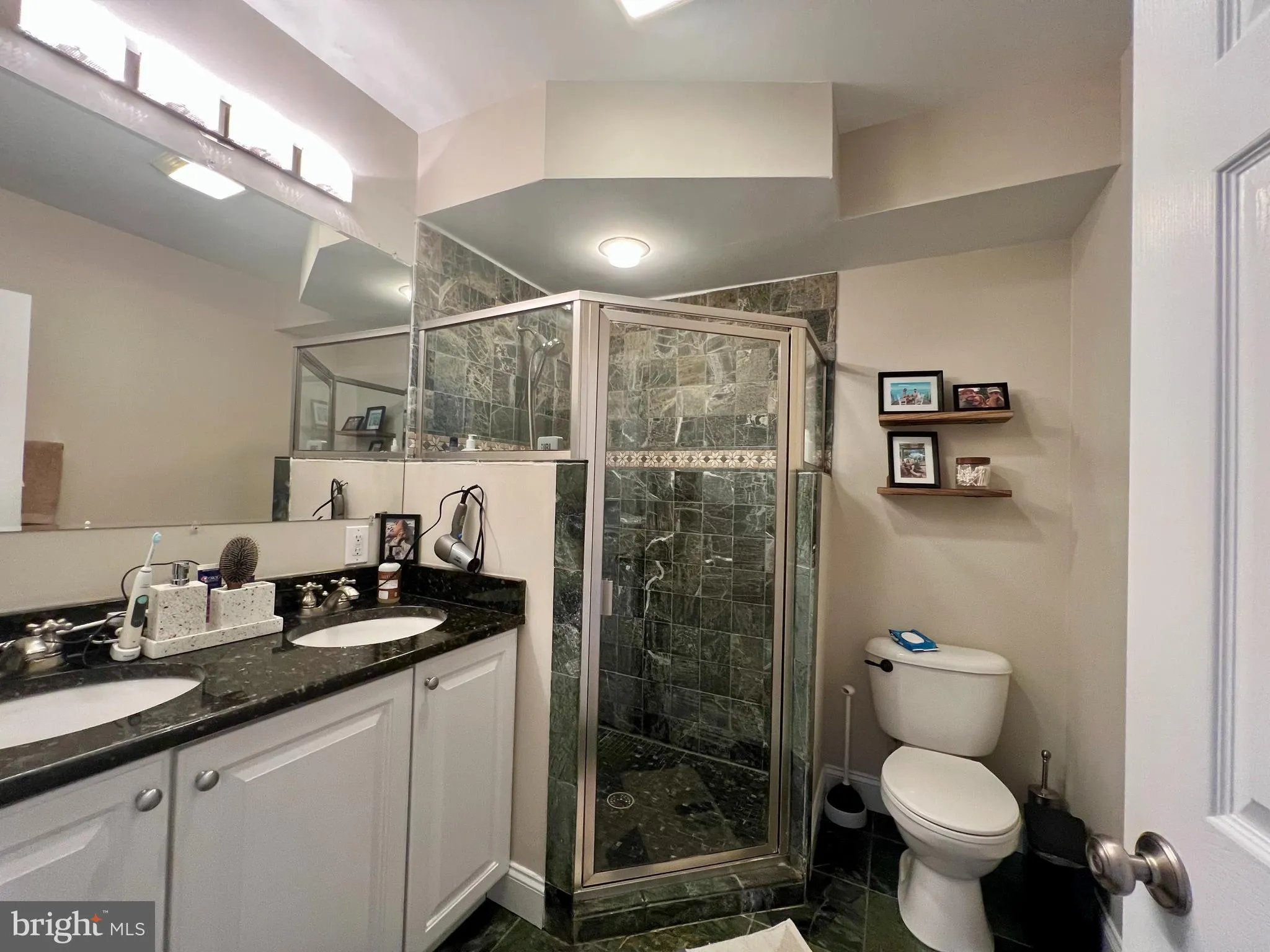 Philadelphia, Pennsylvania 19146, United States, 3 Bedrooms Bedrooms, ,3 BathroomsBathrooms,Residential,Pending,138990