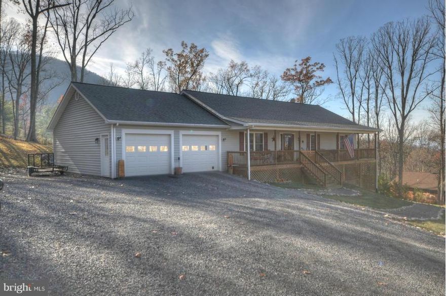 HUGE Rancher with 3000 FINISHED SG FT in the beautiful mtains of the Shen Valley. Minutes to town and I81.Relax on your newly stained dcks and look at the awesome views! Enjoy your own access to the National Forest. 5 min to ATV Park,30 min to skiing and golf.Minutes to hunting/fishing.Theatre rm in basemt is wired for surround  sound and master suite.Huge2 car garage with  work area.2 laundry rms
