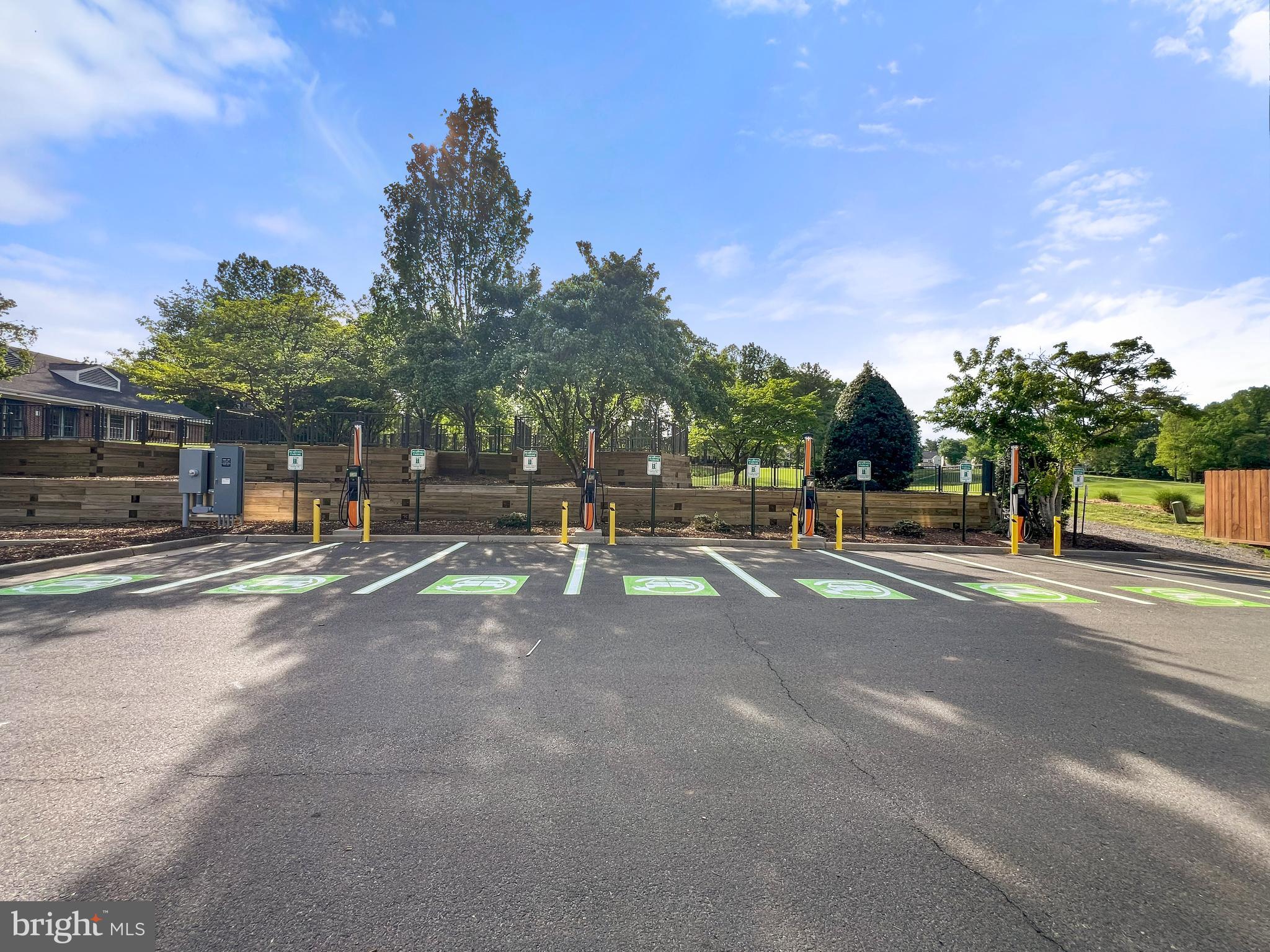 PENDERBROOK SQUARE CONDOMINIUMS - Residential Lease