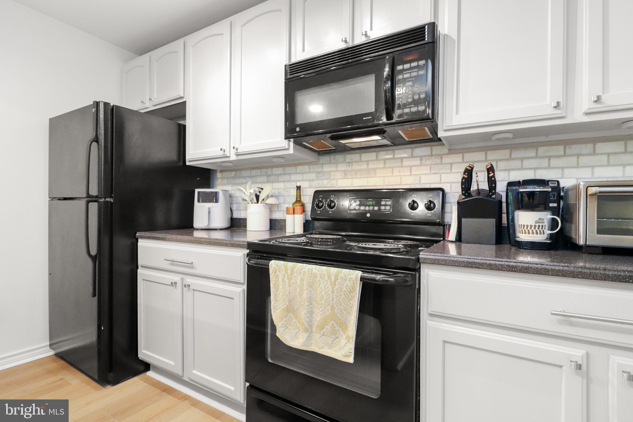 PENDERBROOK SQUARE CONDOMINIUMS - Residential Lease