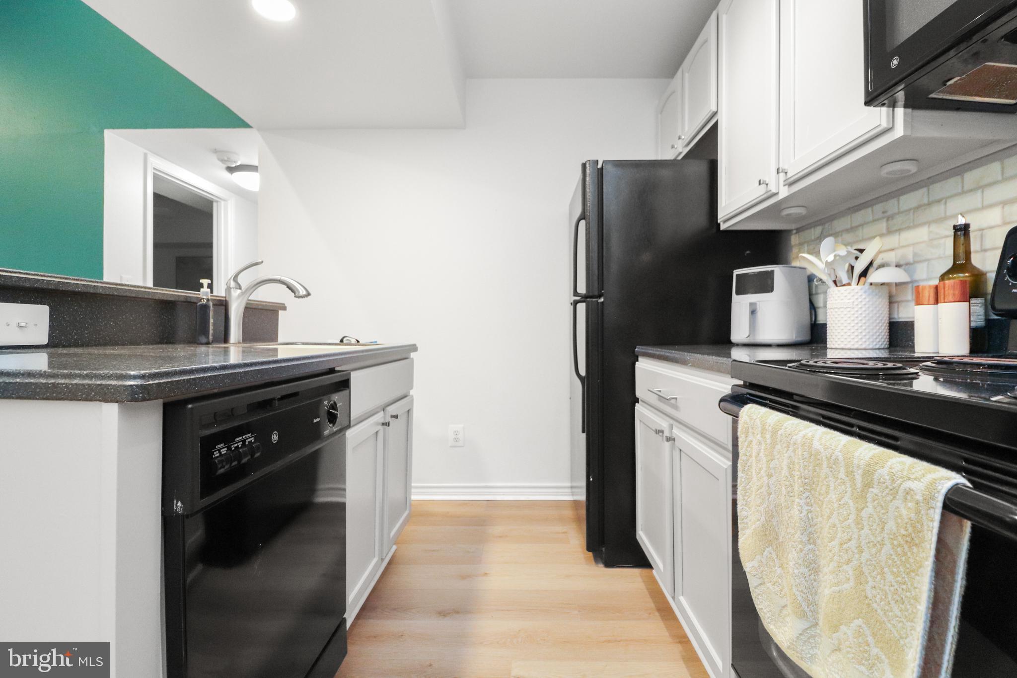 PENDERBROOK SQUARE CONDOMINIUMS - Residential Lease