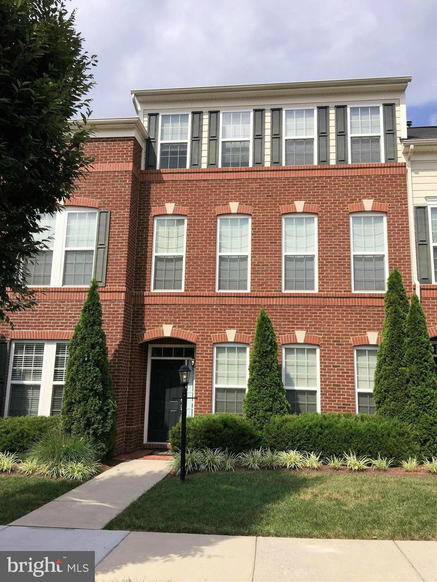 4 Level Townhome in Lansdowne Town Center, 4 bedrooms and 3.5 bathrooms,2 car garage, Hardwood on Main Level,Gourmet Kit w/ Island & granite, Family Room off Kitchen w/ Gas Fireplace***Private patio off Kitchen, Close to Restaurants/Shopping.