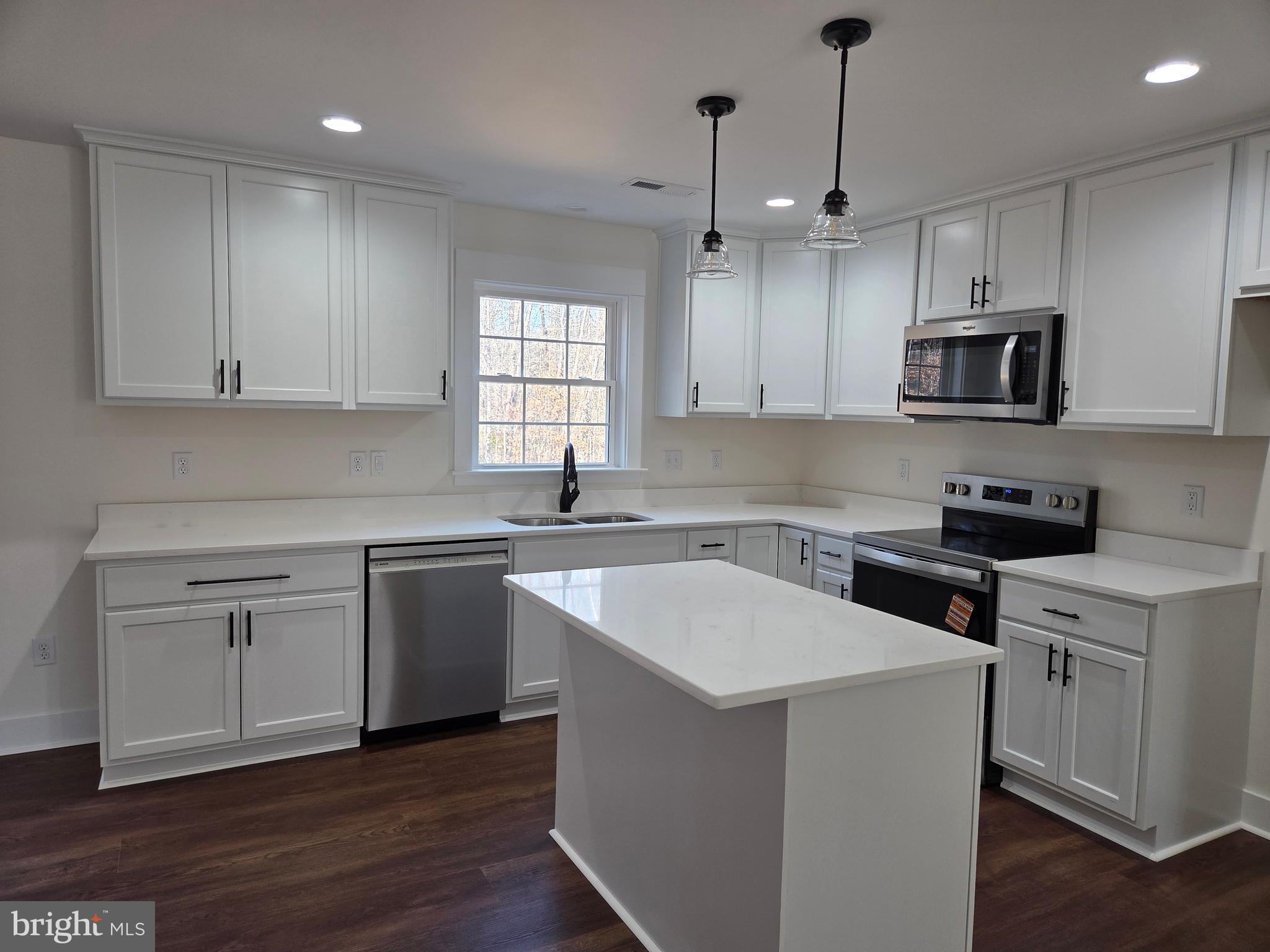 BUSBEES POINT COVE - Residential