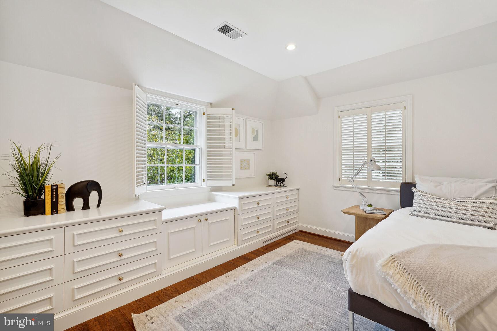 SPRING VALLEY - Residential