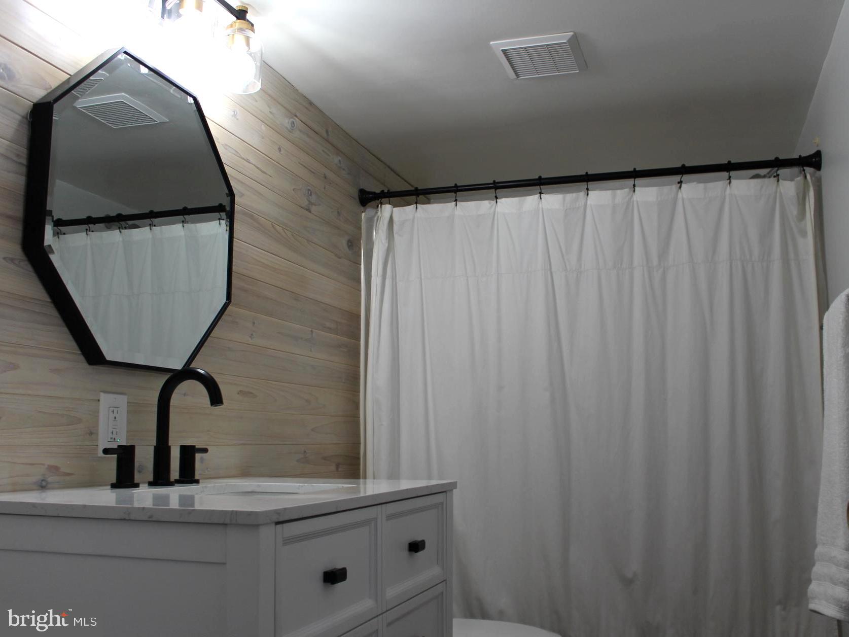 WOODLAND BEACH - Residential