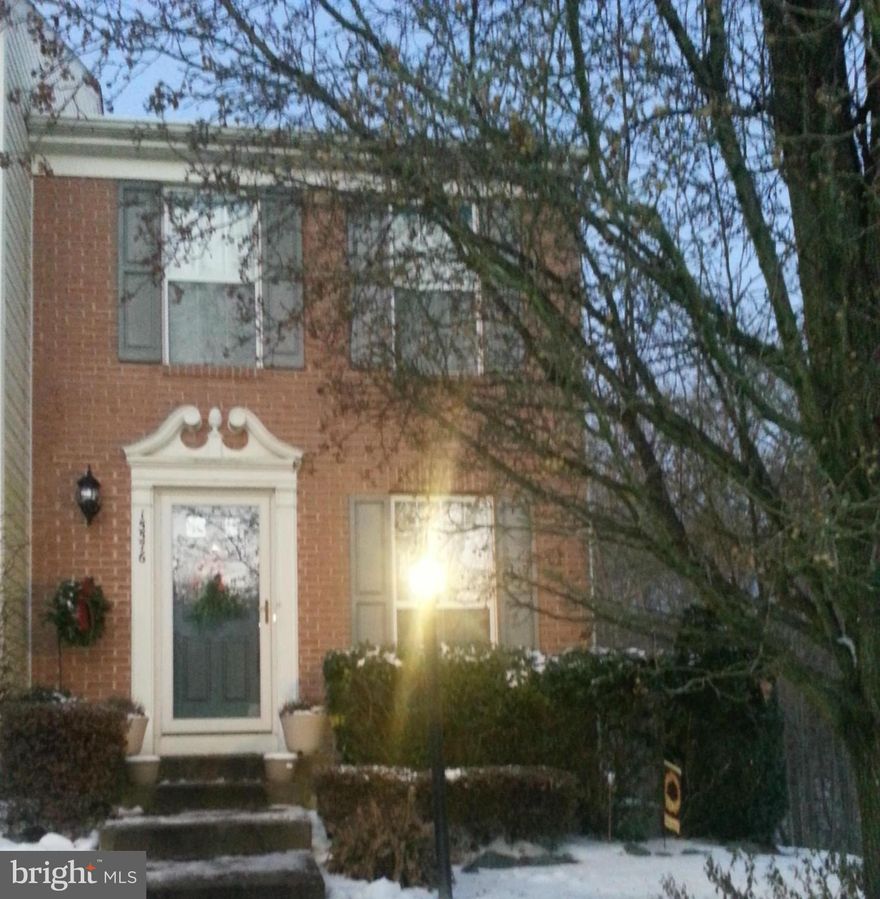 Beautiful end unit town home in Ashland.Fully finished walkout basement with wood  floor, full bath, fireplace and laundry rm. Deck off the kitchen and fenced-in backyard.  Backs to woods for privacy. Close to commuter lot,Rt.234 and I-95.All of the great amenities of Ashland including swimming pool, tennis courts, exercise equipment etc.