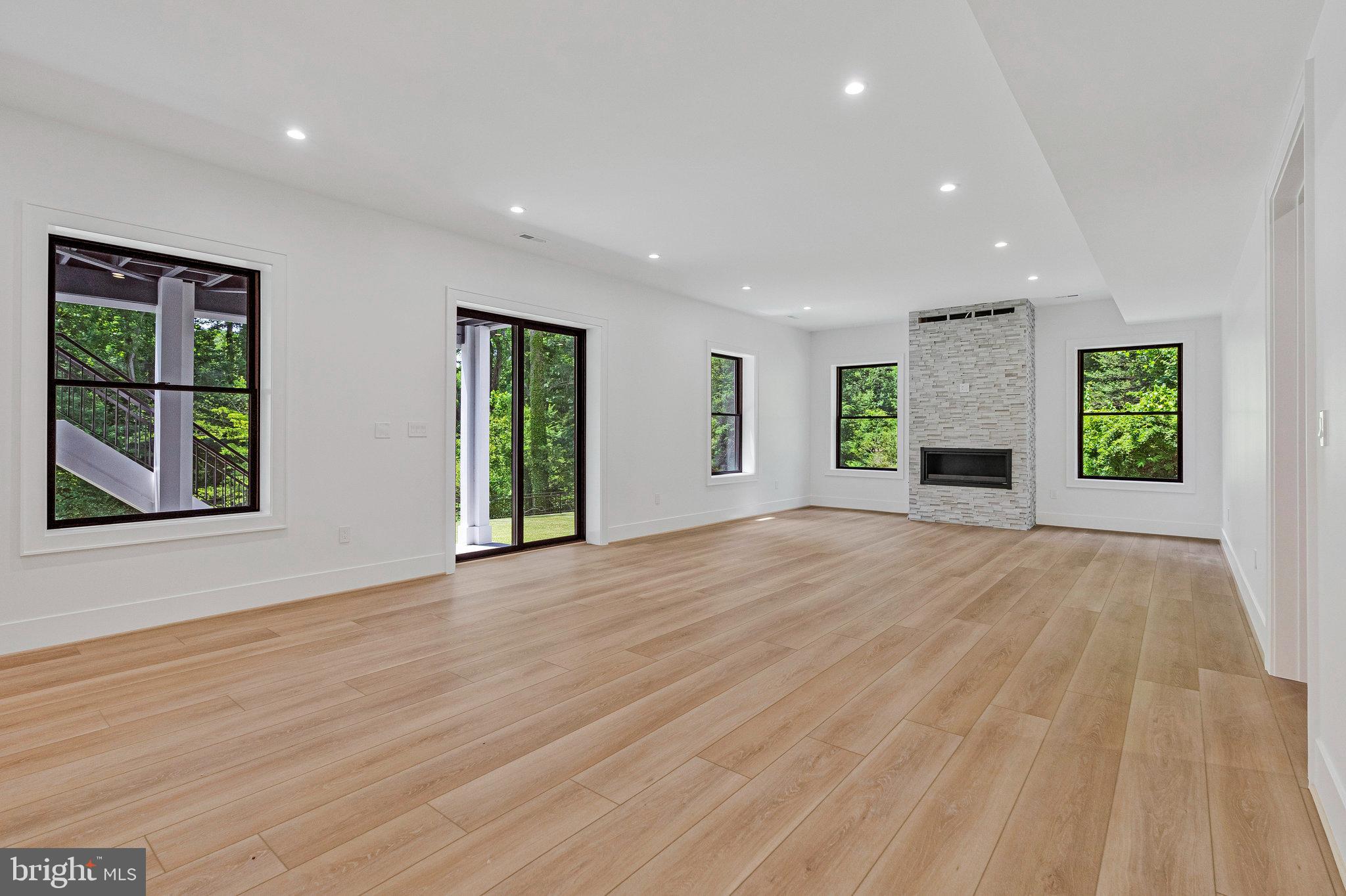 SALONA VILLAGE - Residential