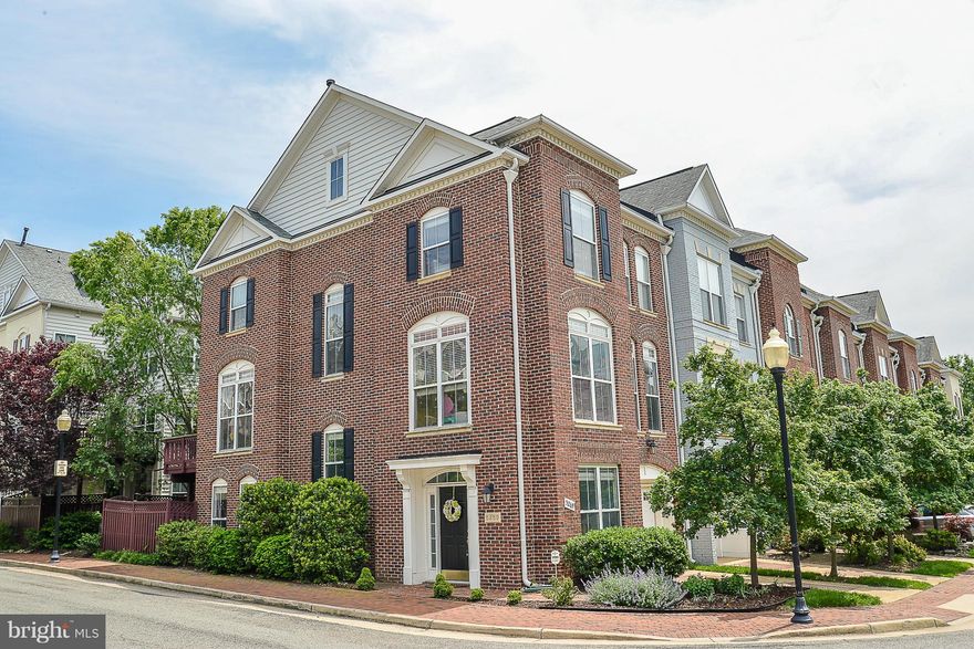 GORGEOUS END UNIT, SUPERB CONDITION- NEW HVAC & WASH-DRYER, SPACIOUS FLR PLAN W/ MANY UPDATES- BUMP OUTS ALL 3 LEVELS-HARDWOOD FLOORS-REMODLED KIT W/ELONGATED ISLAND-GRANITE COUNTERS-STONE BACKSPLASH-BRKFST RM-FAM RM OFF KIT W/GAS FP-MAIN LEVEL AU PAIR SUITE- CLIMATE CONTROL WINE CAB-LIBRARY W/CUSTOM BUILT-INS-FIELD STONE PATIO-CUSTOM MOLDINGS & COLUMNS--METRO SHUTTLE-POOL-EXERCISE