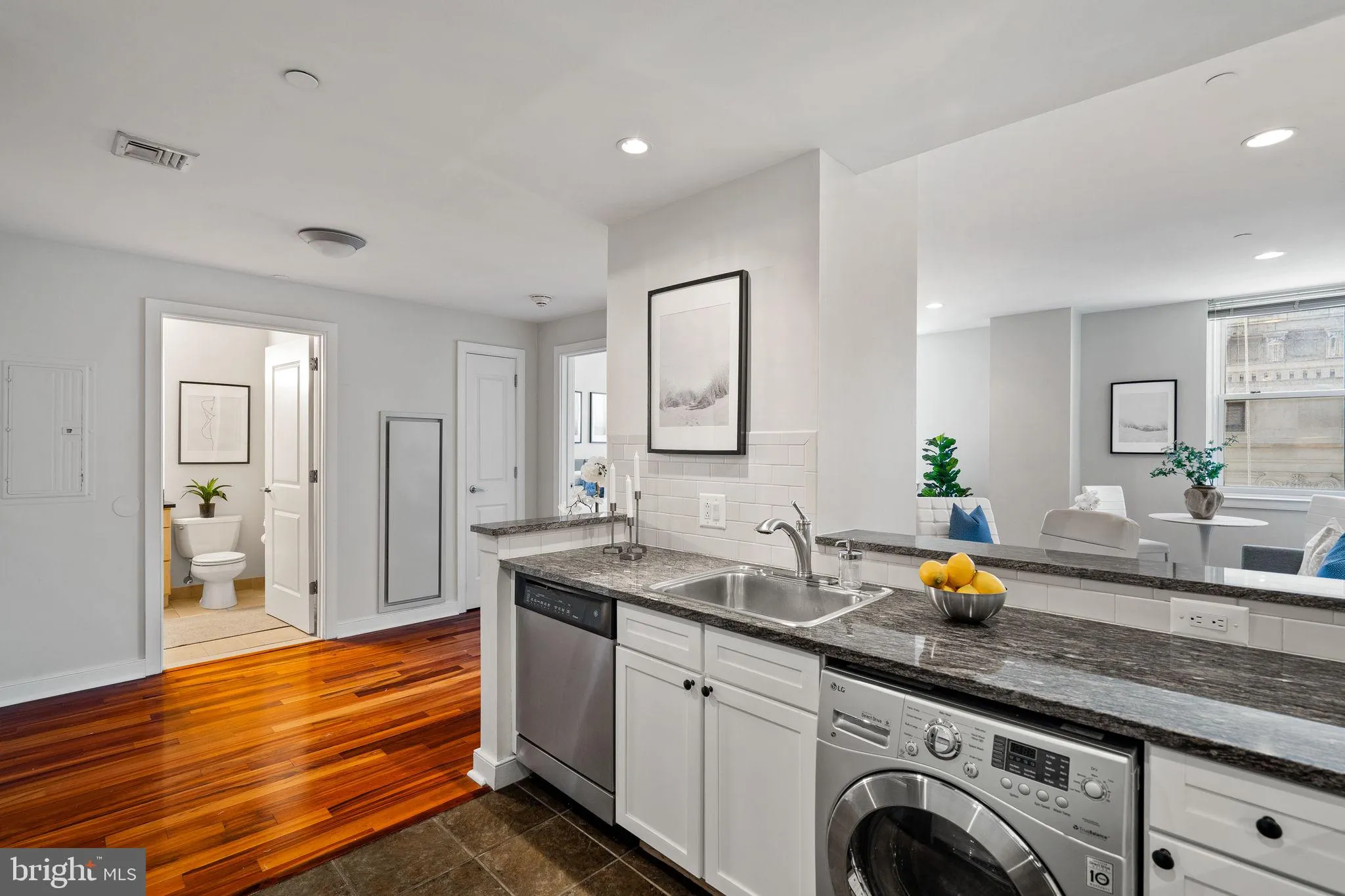 Philadelphia, Pennsylvania 19102, United States, 1 Bedroom Bedrooms, ,1 BathroomBathrooms,Residential,Pending,198185