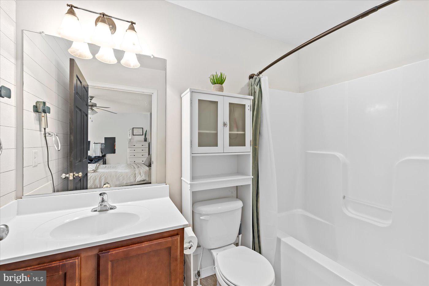 LAKE LAND - Residential