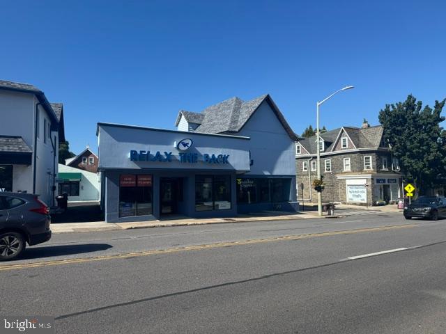 1018 W LANCASTER AVENUE