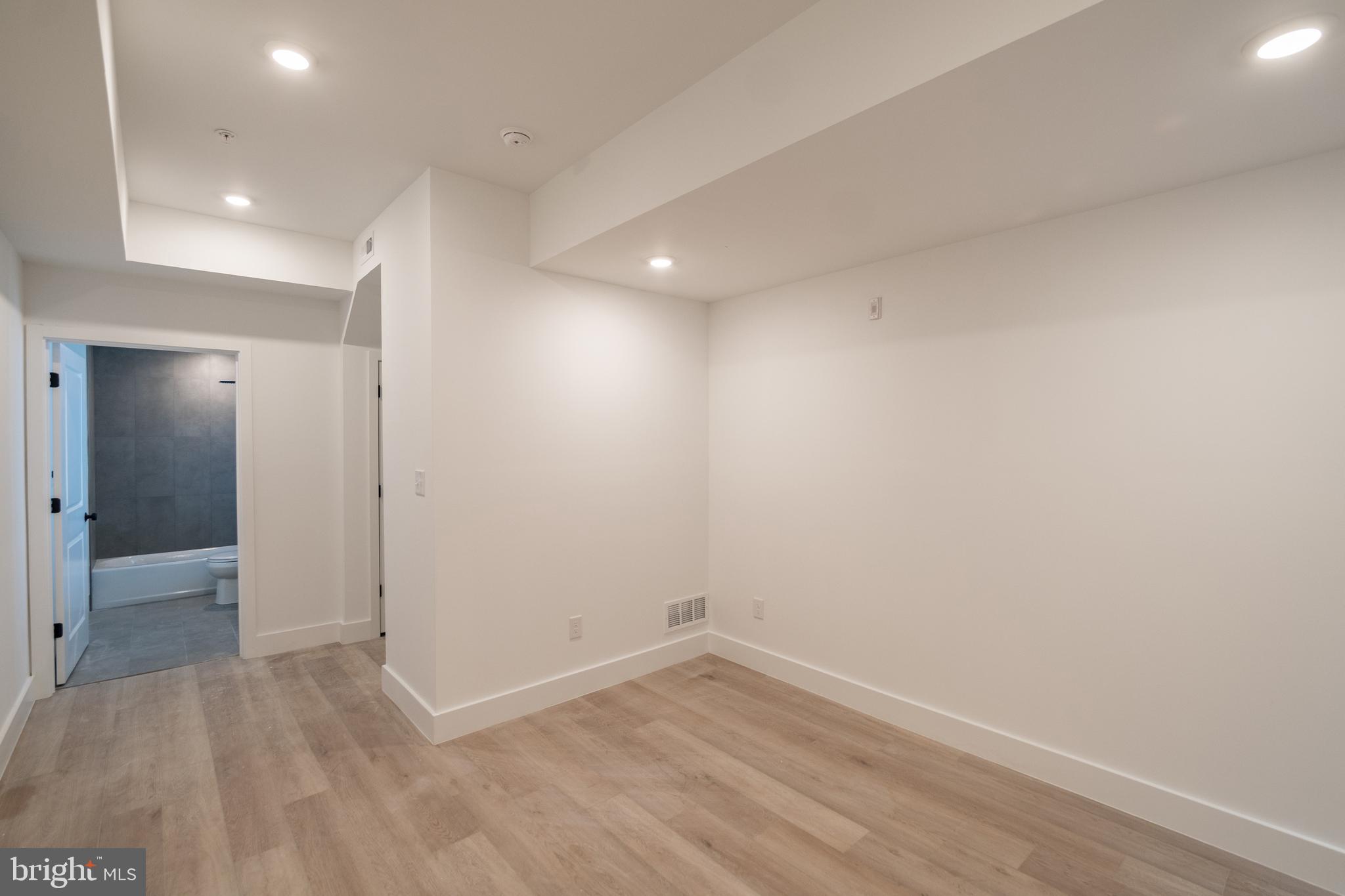 UNIVERSITY CITY - Residential Lease