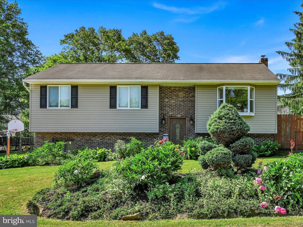 Photo of 80 S Heck Road, Lititz, PA 17543 (MLS # PALA2051880)