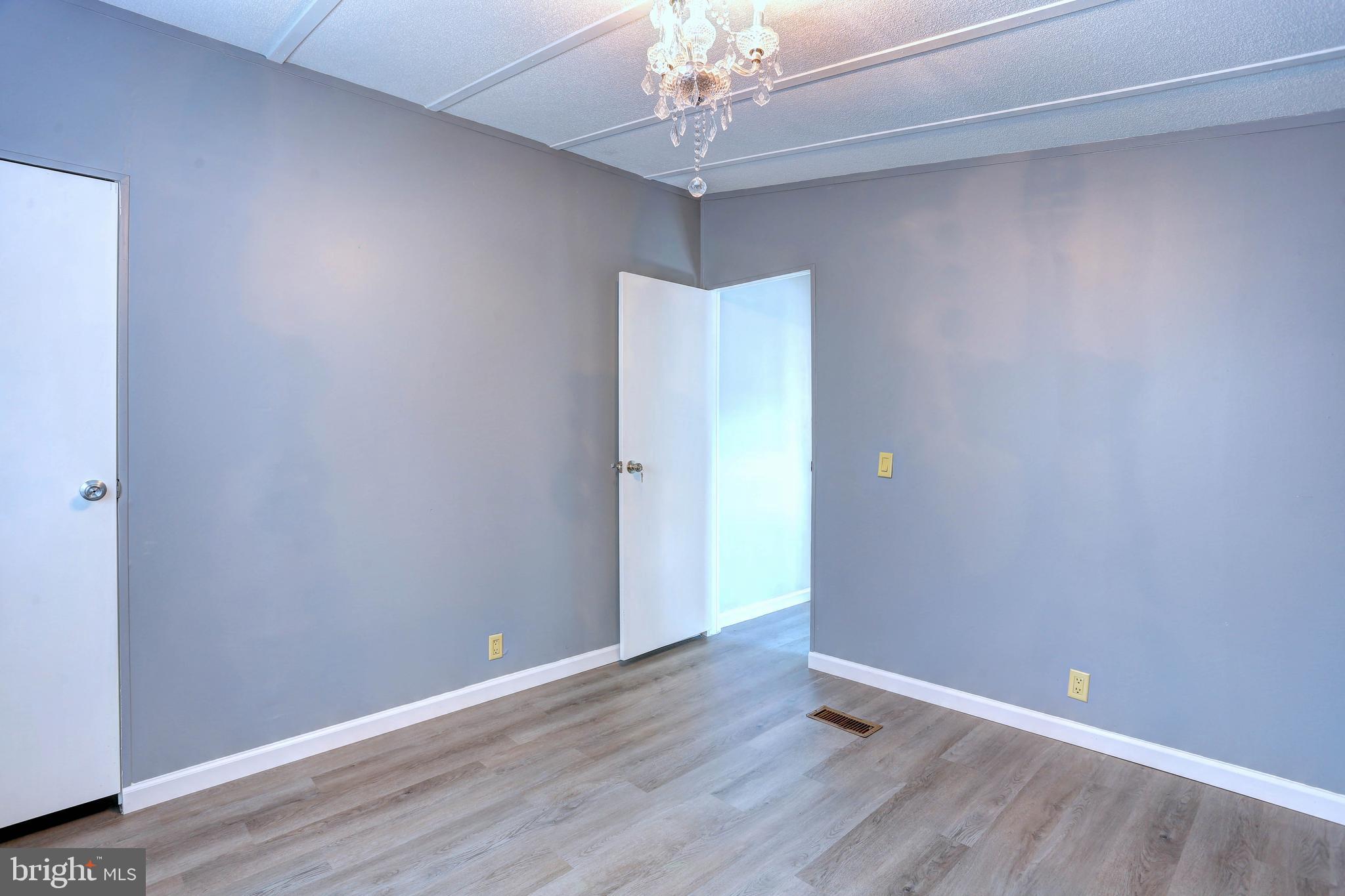 BRENTWOOD MANOR - Residential