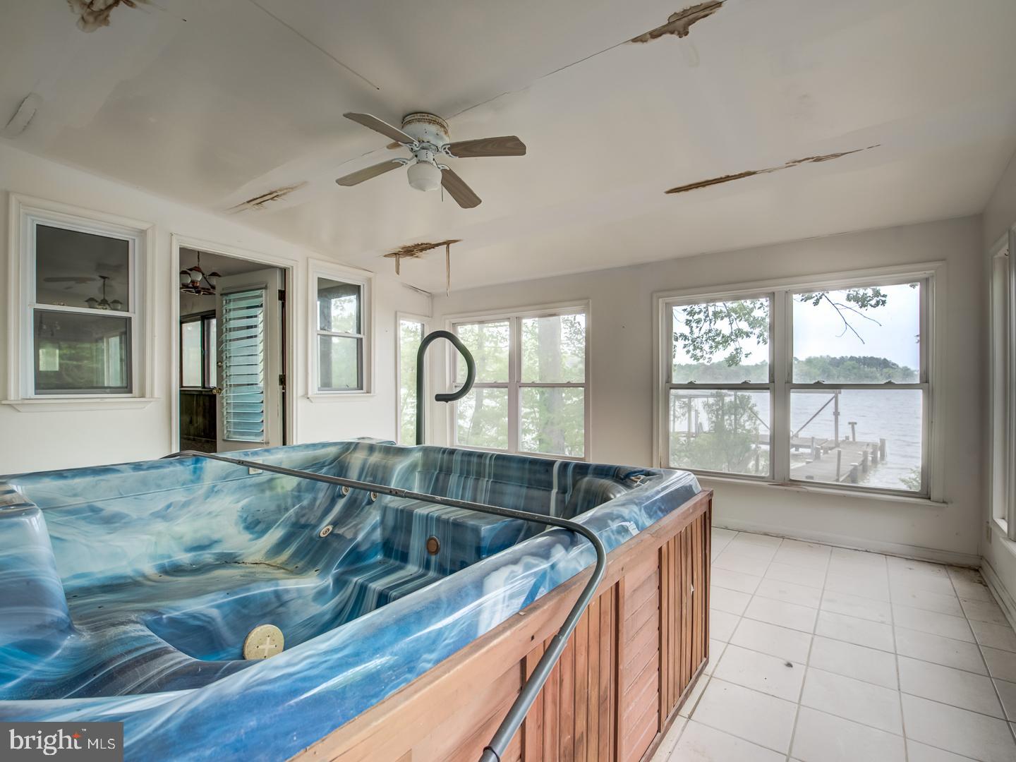 GOLDEN BEACH - Residential