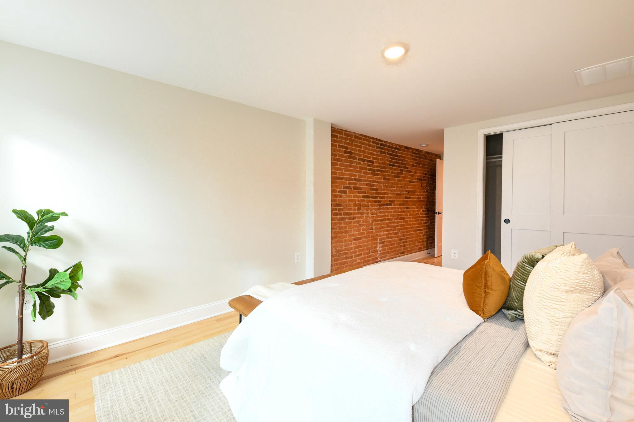 LOCUST POINT - Residential