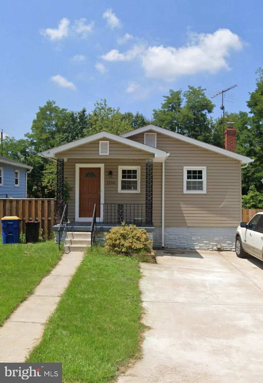 Lovely Single Family Home in Great Location! Renovated home. Well Kept and Move in Ready. Amazing Lot, with Spacious Back yard. New Siding and Roof. Close to Major Highways and Public Transportation.