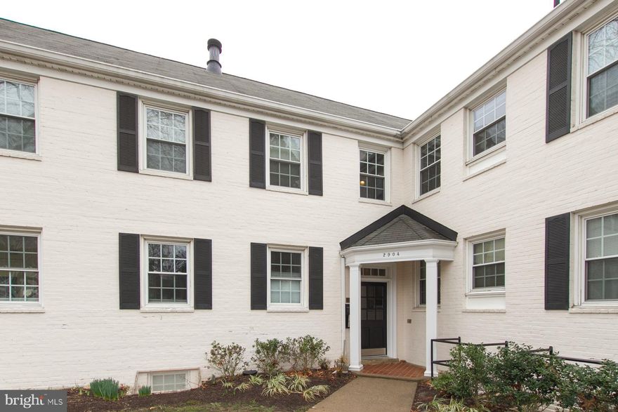 Rarely available home in Arlington. Beautifully updated 2 br with open floorplan updated kitchen and maximum daylight. Ample closet space, fabulous location, large bedrooms on secured first level with minimum steps. High pedestrian score to retail, shopping and transportation. Gorgeous grounds in incredible community.