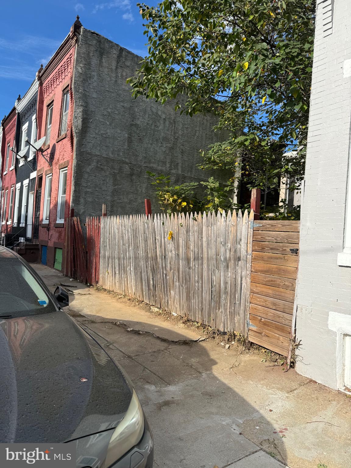 Lot for sale, new construction houses are going up next block. Nice block, most of the houses been renovated.