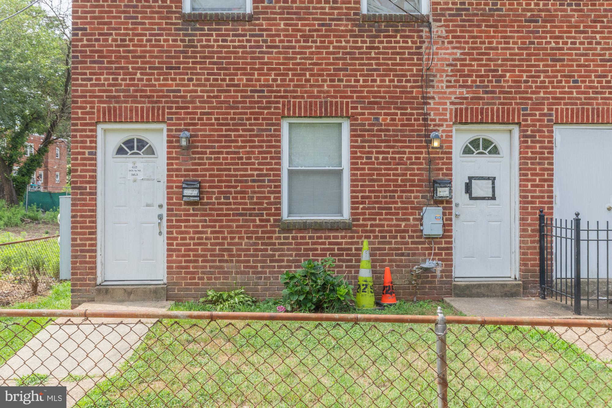 4229 DIX STREET NE