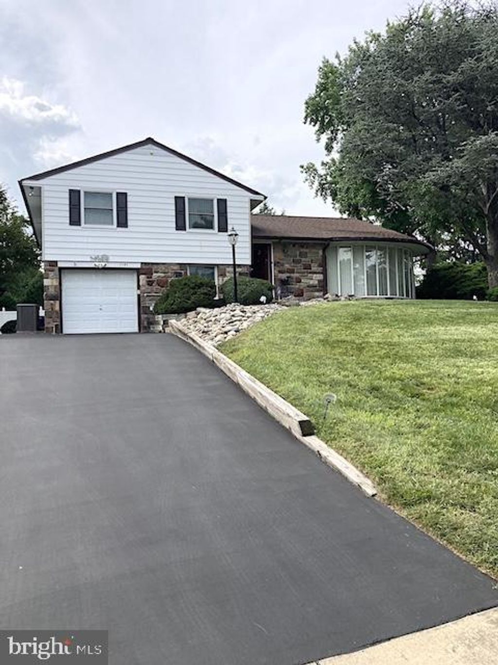 Photo of 1180 Ballytore Road, HUNTINGDON VALLEY, PA 19006 (MLS # PAMC2162512)