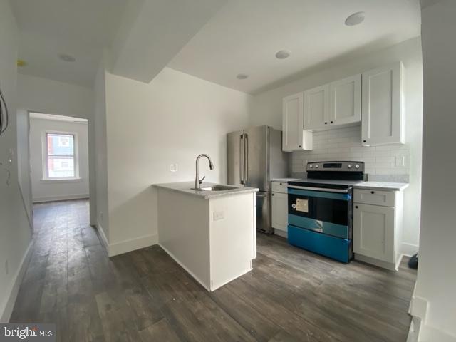 3 bedroom and 2 bathroom unit now available! This unit features a stunning updated kitchen and bathrooms, open concept, large bedrooms, tons of closet space and on site washer/dryer on the interior. On the exterior, ample street parking. And finally, is conveniently located near an abundance of public transportation including but not limited to subways, buses, 95 and 76 which will make the commute a breeze. So what are you waiting for? Hurry and schedule your appointment today!