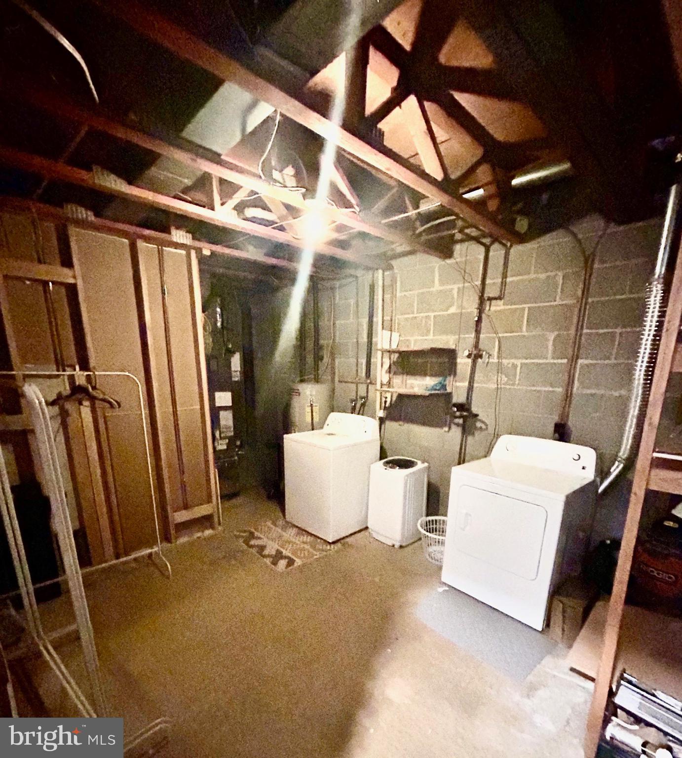 PINEWOOD STATION - Residential Lease