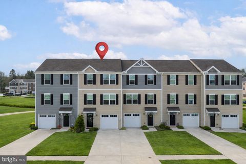 Townhouse For Sale - 17662 Fieldstone Avenue<br/> MILFORD, DE 19963