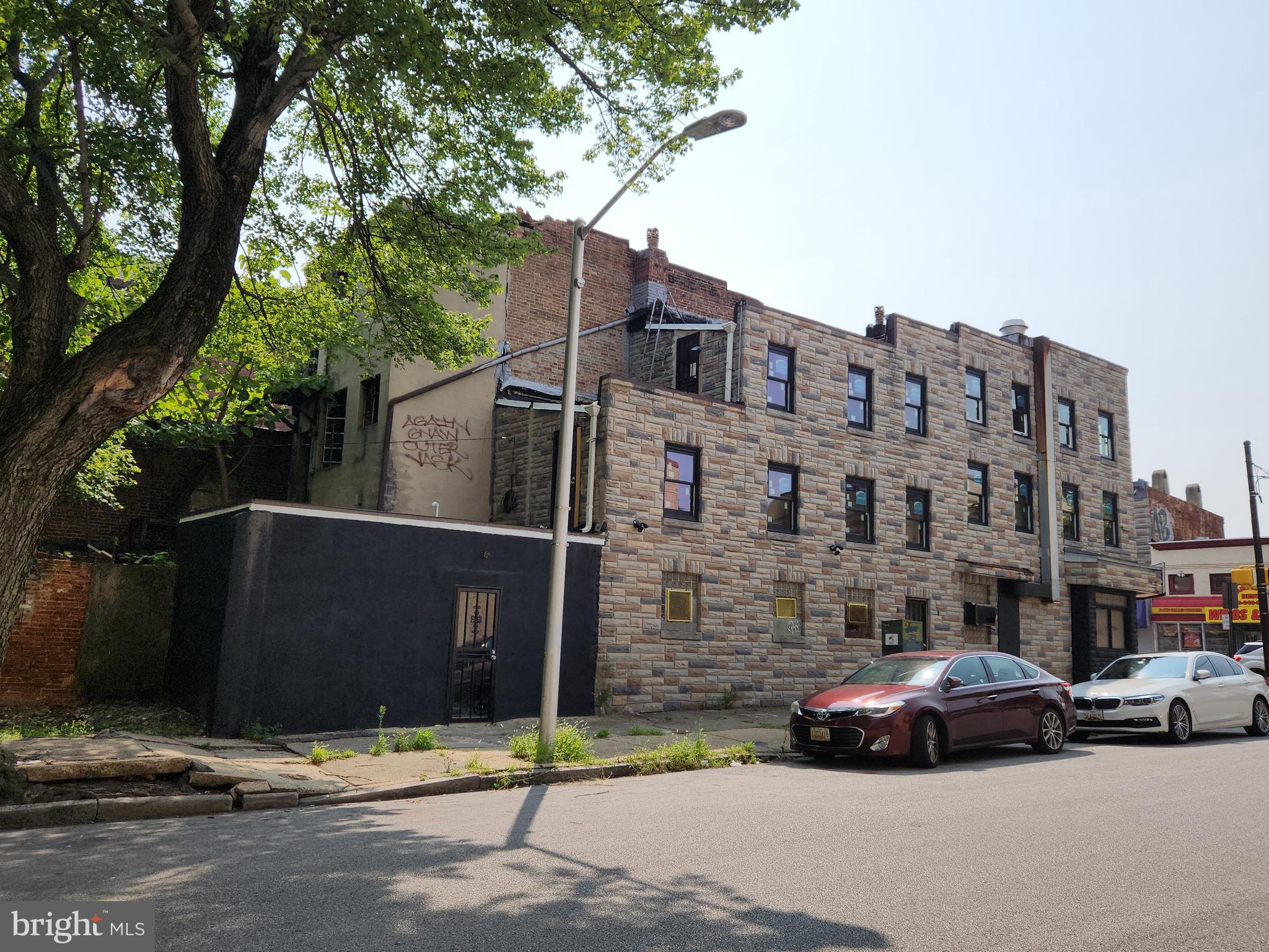 Main image without alt text