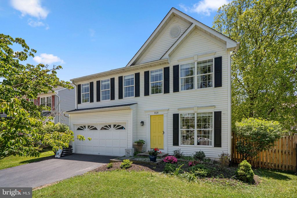 Photo of 818 Bellview Court NE, LEESBURG, VA 20176 (MLS # VALO2126478)