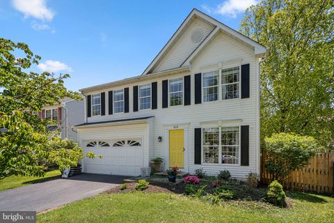 Photo of 818 Bellview Court NE, LEESBURG, VA 20176 (MLS # VALO2126478)