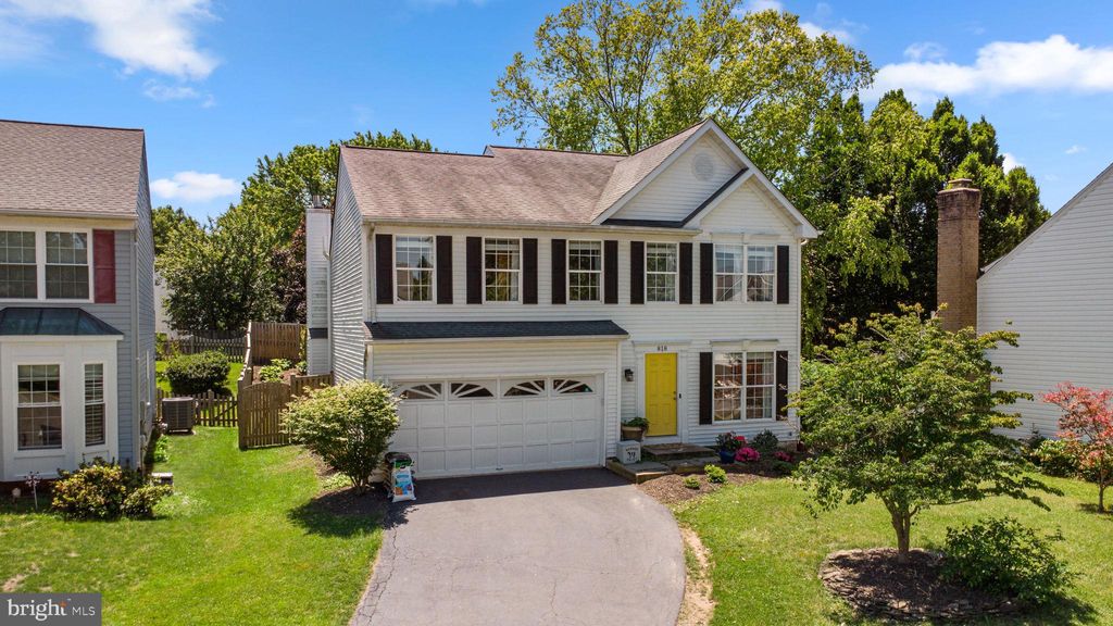 Photo of 818 Bellview Court NE, LEESBURG, VA 20176 (MLS # VALO2126478)