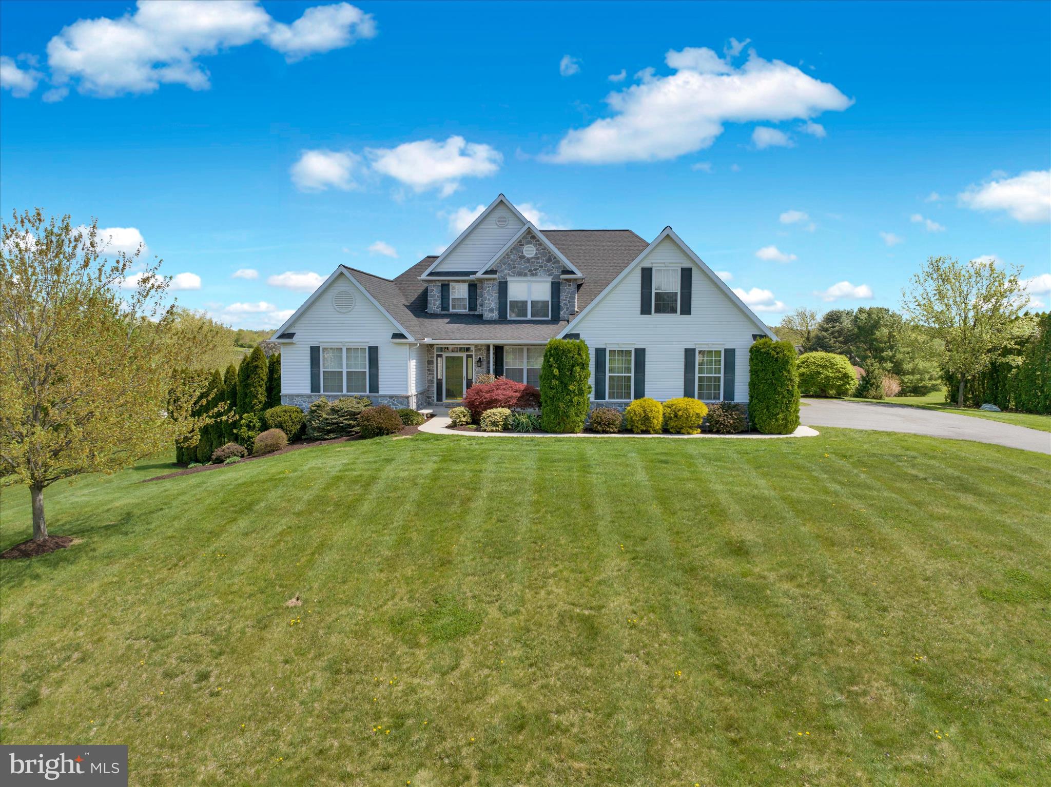 160 EAGLEVIEW DRIVE