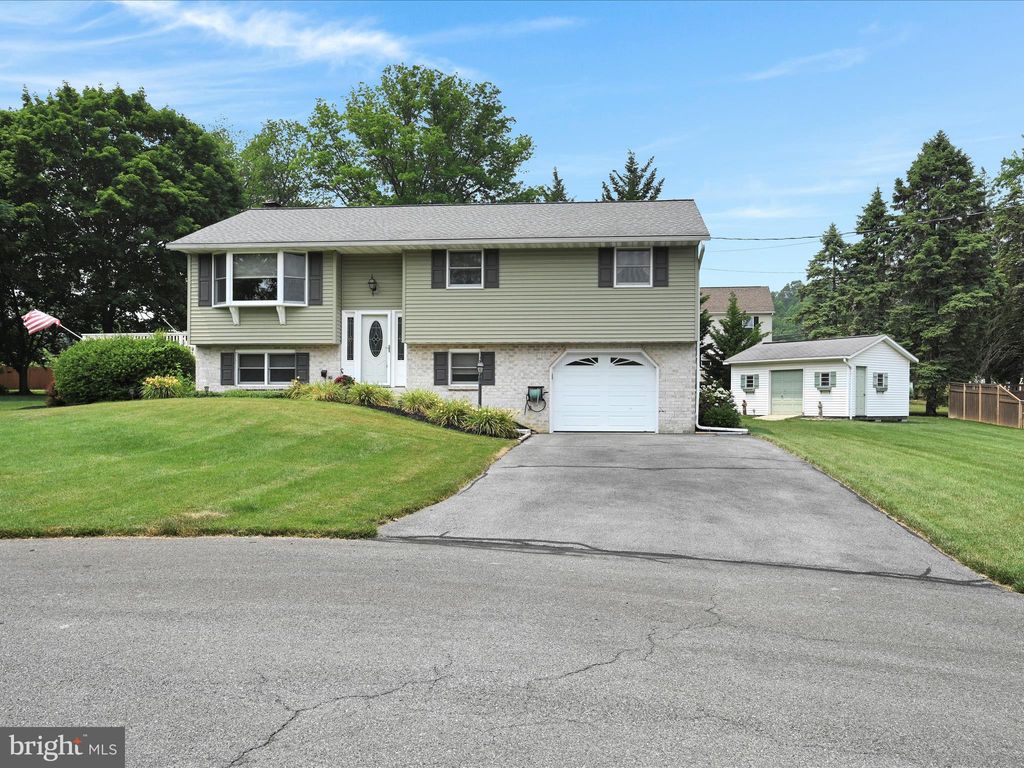 Photo of 378 DALE AVE, MOUNTVILLE, PA 17554 (MLS # PALA2035958)