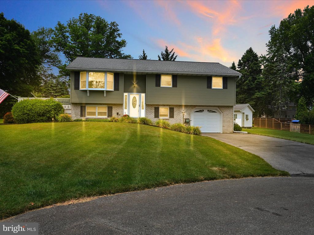 Photo of 378 DALE AVE, MOUNTVILLE, PA 17554 (MLS # PALA2035958)