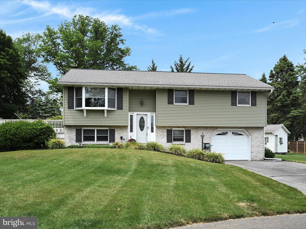 Photo of 378 DALE AVE, MOUNTVILLE, PA 17554 (MLS # PALA2035958)