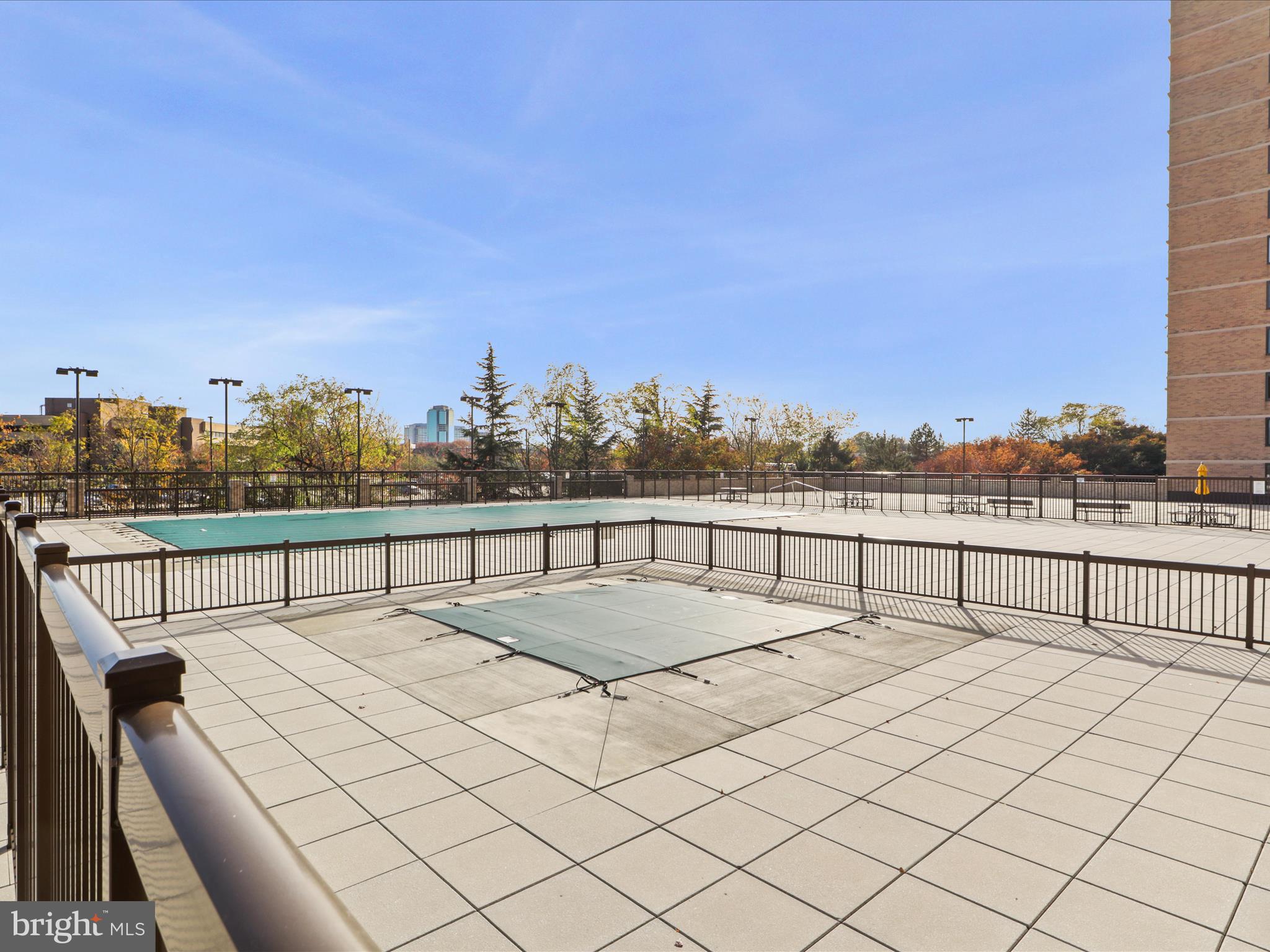 SKYLINE HOUSE - Residential