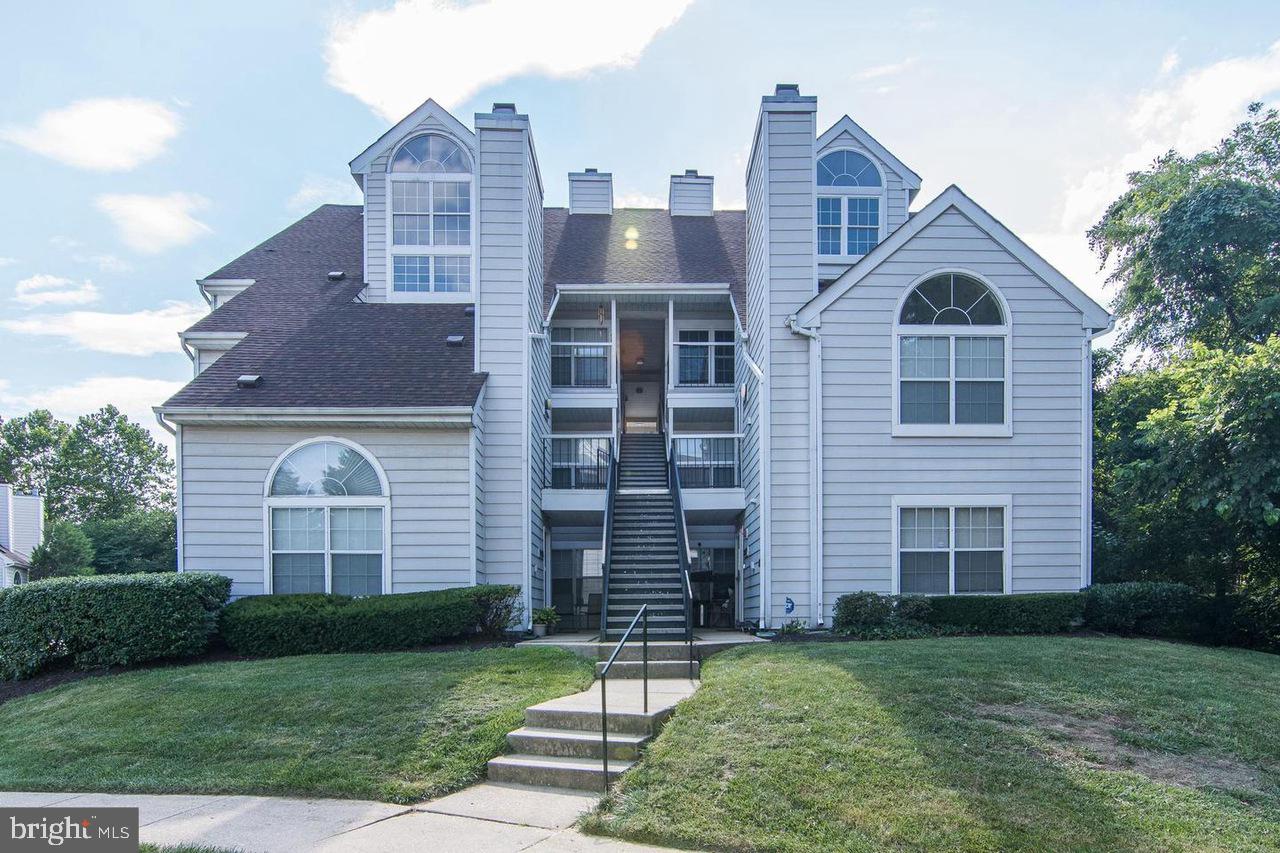 Beautiful remodeled 2 bedroom 1 bathroom condo in Bowie ,located walking distance to Bowie Town Center just minutes away from Washington Dc .