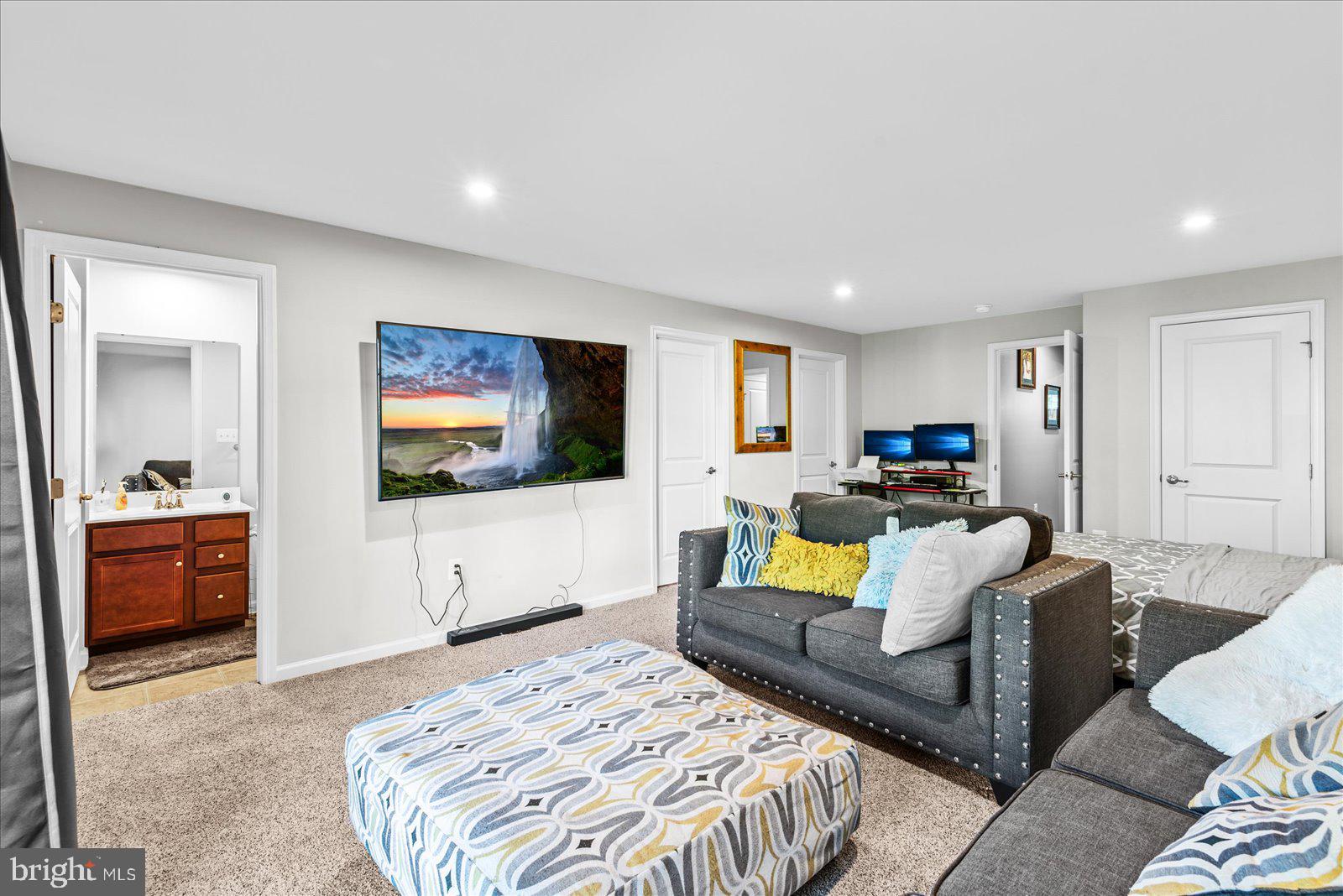 THE VILLAGE AT COURTHOUSE COMMONS - Residential