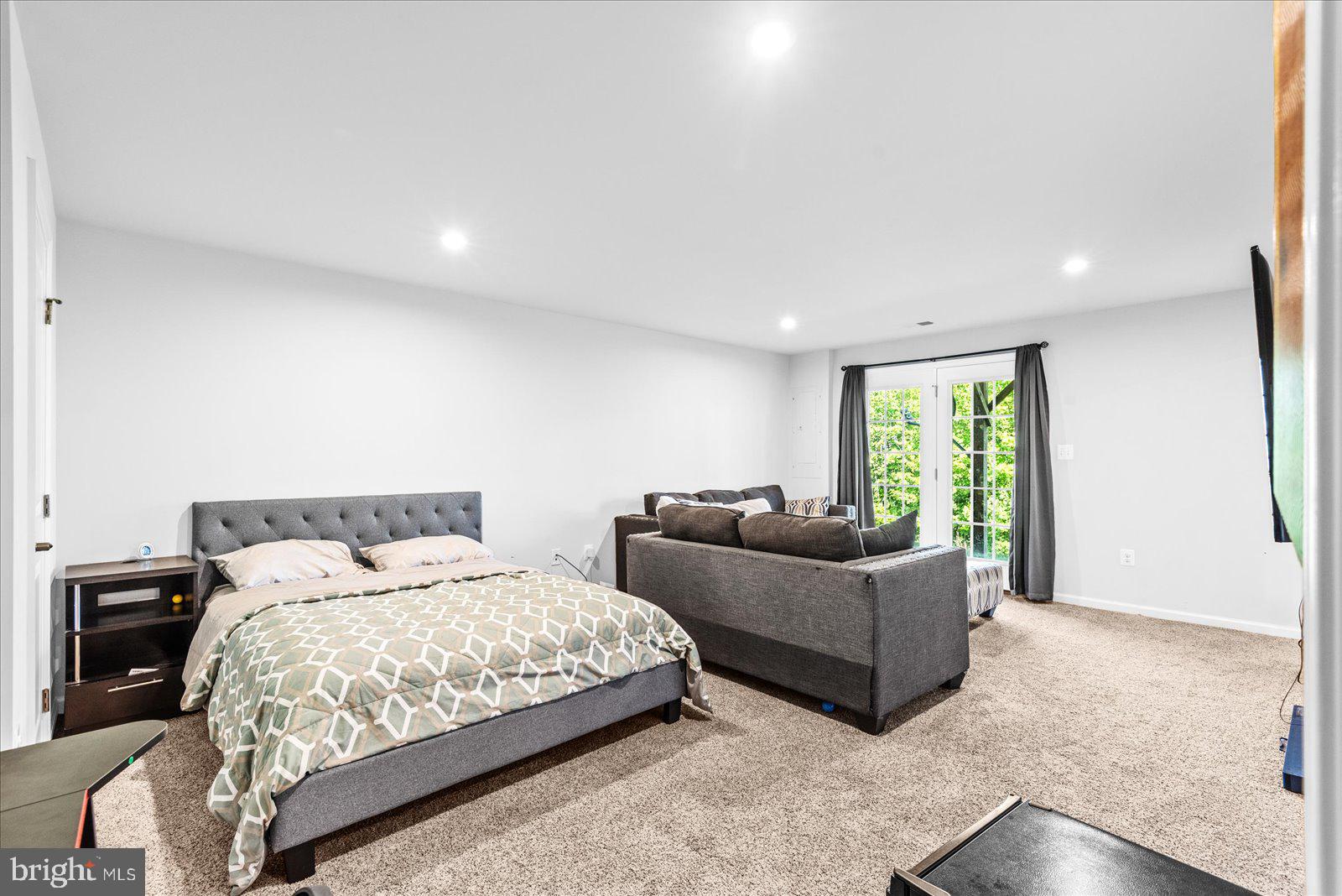 THE VILLAGE AT COURTHOUSE COMMONS - Residential